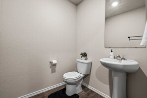 Shower, hair dryer, towels - Marbella Lane - Amazing 4BR Lakeview Home (Austin)