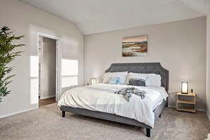 4 bedrooms, desk, iron/ironing board, WiFi - Marbella Lane - Amazing 4BR Lakeview Home (Austin)