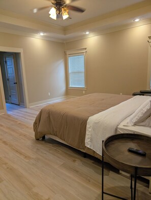 4 bedrooms, iron/ironing board, internet, bed sheets