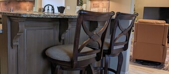 2651 sqft - Fenced Backyard / Firepit / 5m to LR
