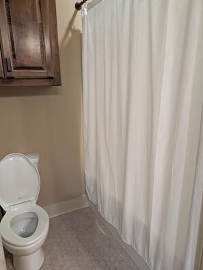 Jetted bath, hair dryer, towels - 2651 sqft - Fenced Backyard / Firepit / 5m to LR (Bryant)