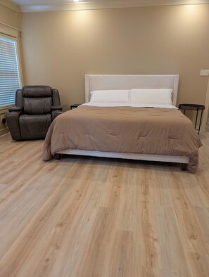 4 bedrooms, iron/ironing board, Internet, bed sheets - 2651 sqft - Fenced Backyard / Firepit / 5m to LR (Bryant)