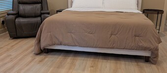 2651 sqft - Fenced Backyard / Firepit / 5m to LR