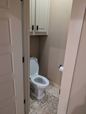 Jetted bath, hair dryer, towels - 2651 sqft - Fenced Backyard / Firepit / 5m to LR (Bryant)