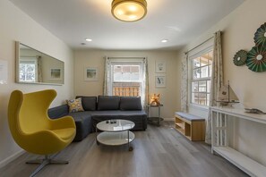 TV, offices - Marbella Lane - Convenient Home in Sunnyvale (Sunnyvale)