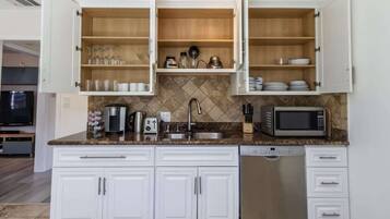 雪櫃、微波爐、焗爐、爐具