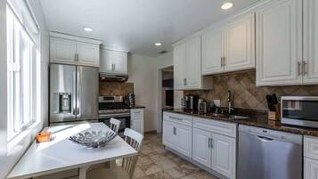 雪櫃、微波爐、焗爐、爐具