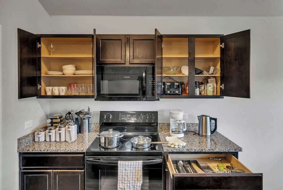 Refrigerador, microondas, horno, placa de cocina