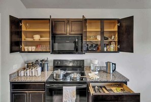 Refrigerador, microondas, horno, placa de cocina