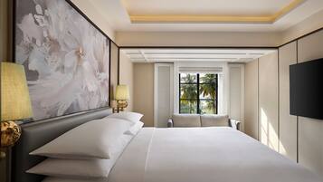 Family Suite, 1 King Bed | Premium bedding, minibar, in-room safe, blackout drapes
