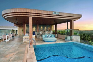Una piscina al aire libre, camas de piscina gratis