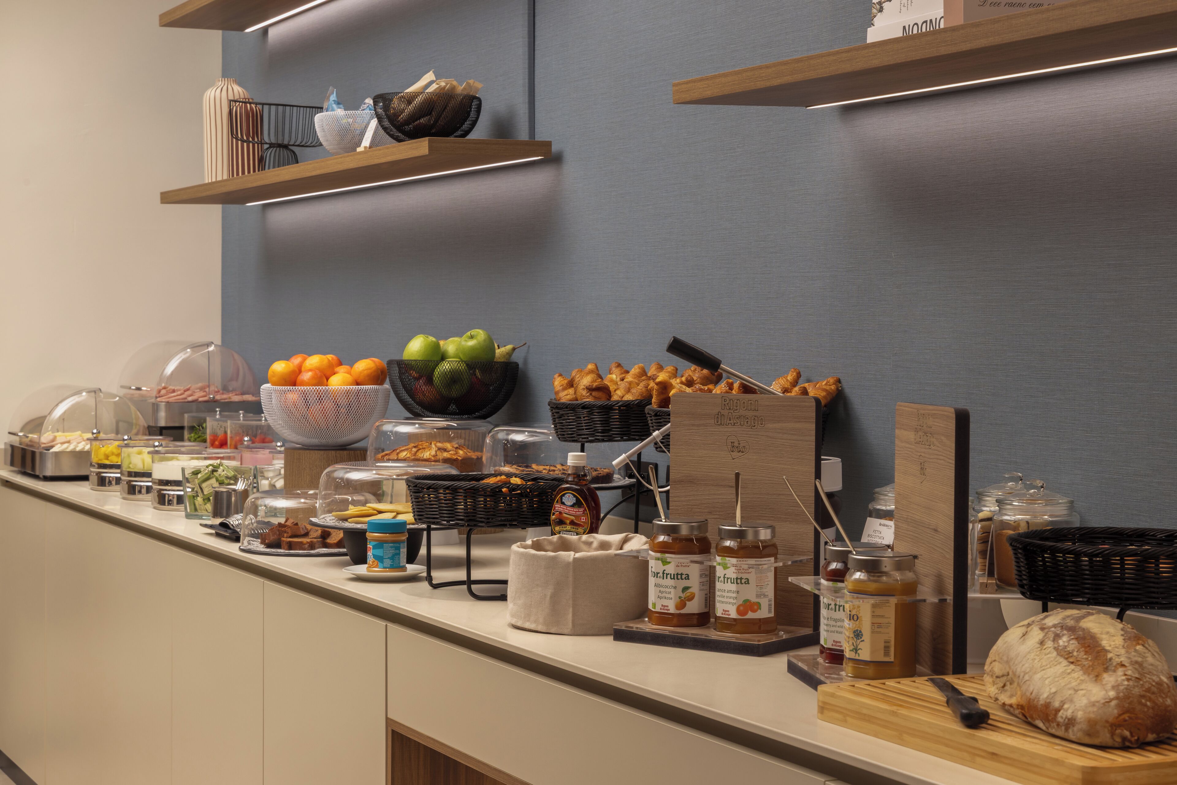 Tägliches inbegriffenes kontinentales Frühstück