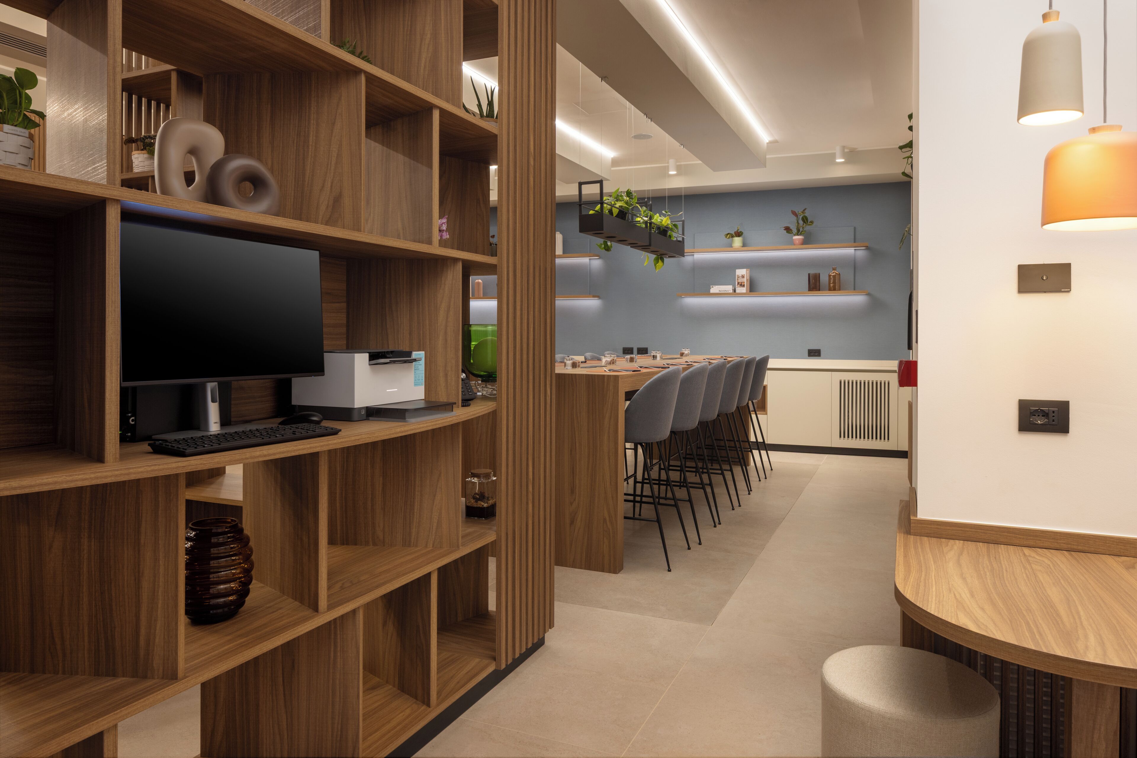 Una cucina moderna con mobili in legno, piano cottura integrato e zona pranzo con sedie e tavolo.