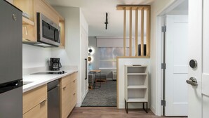 Coffee/tea maker, full-sized fridge, microwave, stovetop - Towneplace Suites By Marriott Savannah Chatham Parkway (Savannah)
