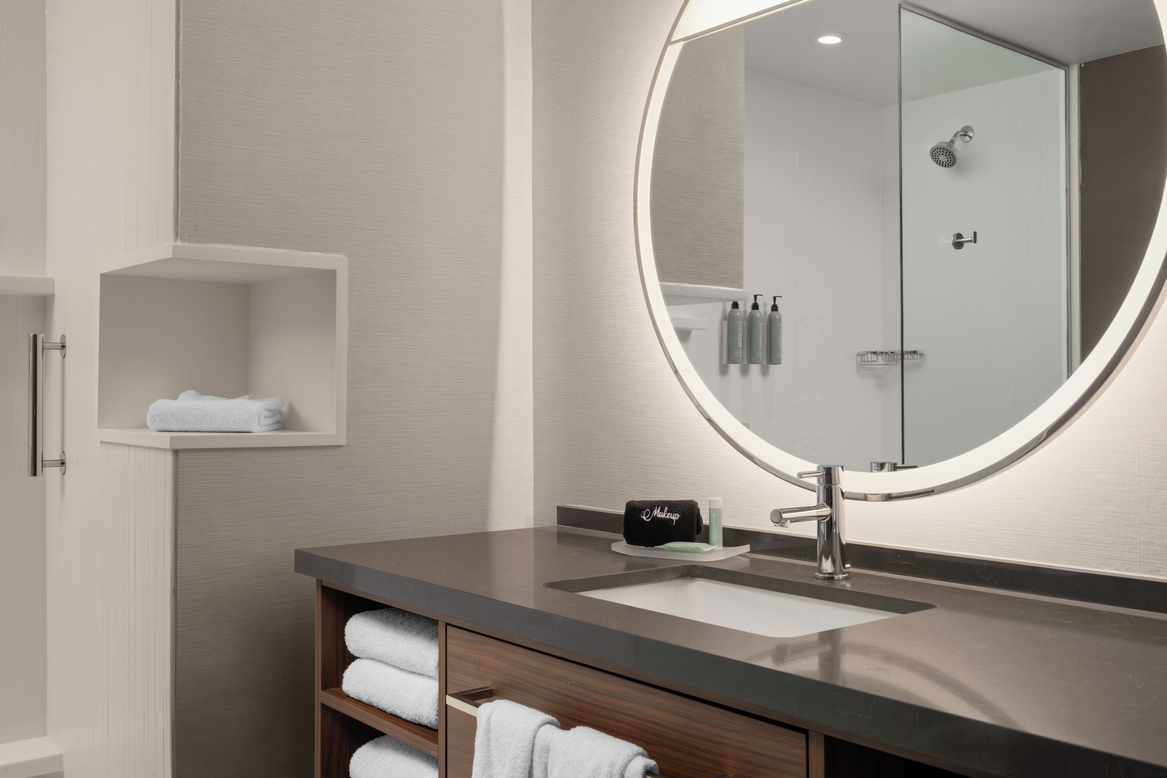 Executive Room, 1 King Bed with Sofa bed, Mountain View (Hearing Accessible) | Bathroom