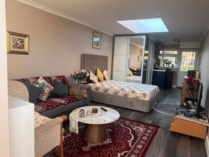 1 bedroom, iron/ironing board, WiFi, bed sheets - Cosy self contained en suit extension with skylight and garden view (Ruscombe)