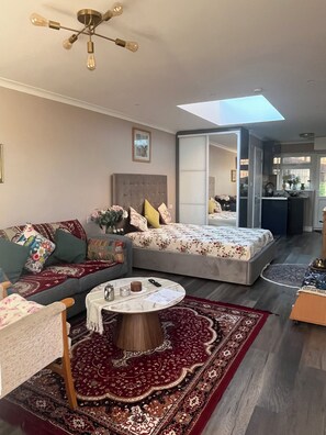 1 bedroom, iron/ironing board, WiFi, bed sheets - Cosy self contained en suit extension with skylight and garden view (Ruscombe)