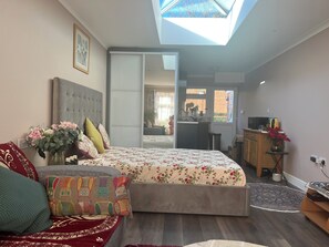 1 bedroom, iron/ironing board, WiFi, bed sheets - Cosy self contained en suit extension with skylight and garden view (Ruscombe)