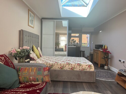 Cosy self contained en suit extension with skylight and garden view