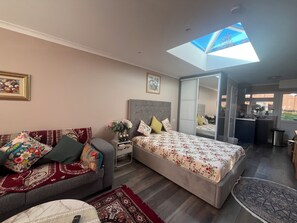 1 bedroom, iron/ironing board, WiFi, bed sheets - Cosy self contained en suit extension with skylight and garden view (Ruscombe)