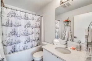 Douche, séchoir à cheveux, serviettes fournies, savon