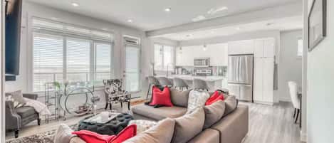 Una televisión, una chimenea