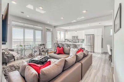 Modern Seton Townhouse AC Free Parking Sleeps 4