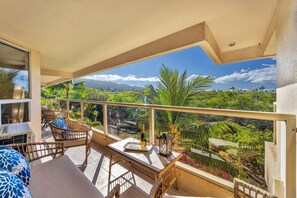 Outdoor dining - Chic and Central Ocean Dream Vistas (Kihei)
