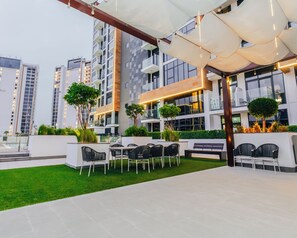 Outdoor dining - Cozy 1-bedroom apartment with AC in superb Dubai location 10 mins to Dubai Mall (Dubai)