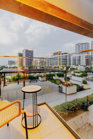 Terrace/patio - Cozy 1-bedroom apartment with AC in superb Dubai location 10 mins to Dubai Mall (Dubai)