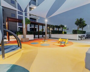 Children’s area - Cozy 1-bedroom apartment with AC in superb Dubai location 10 mins to Dubai Mall (Dubai)