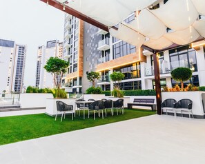 Outdoor dining - Cozy 1-bedroom apartment with AC in superb Dubai location 10 mins to Dubai Mall (Dubai)