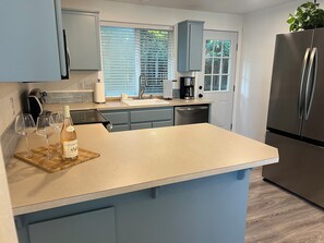 Mikrobølgeovn, ovn, kokeplater og oppvaskmaskin