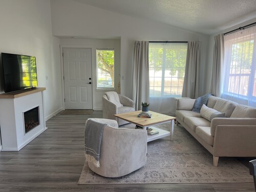 Cozy 3-bedroom house in the heart of Dundee wine country.