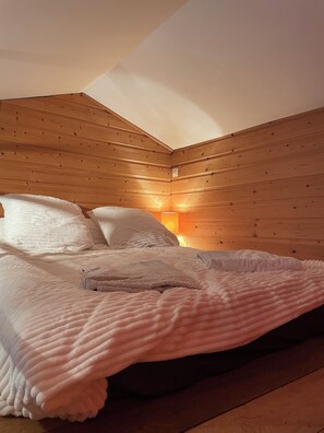 5 bedrooms, iron/ironing board, WiFi, bed sheets