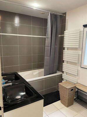 Douche, séchoir à cheveux, serviettes fournies, savon