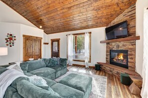 Televisión, chimenea, oficina