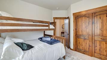 2 bedrooms, travel crib, WiFi, bed sheets