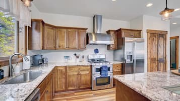 Een koelkast, een magnetron, een kookplaat, een vaatwasser