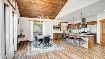 Réfrigérateur, micro-ondes, plaque de cuisson, lave-vaisselle