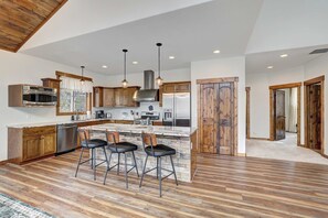 Refrigerador, microondas, placa de cocina, lavavajillas