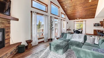 Televisión, chimenea y oficina