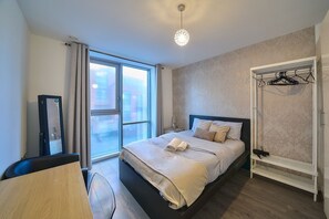 3 bedrooms, iron/ironing board, Internet, bed sheets - Spacious 3-bed Apartment in Stratford | Free Parking & Terrace (Greater London)