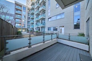 Property grounds - Spacious 3-bed Apartment in Stratford | Free Parking & Terrace (Greater London)