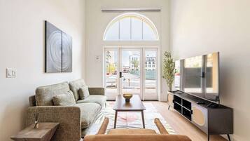 Smart-TV, fotballspill og bordtennis