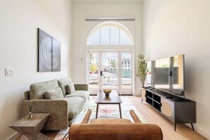 Smart-TV, fotballspill og bordtennis