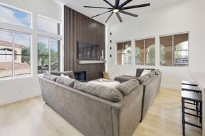 Comfort Triple Room | Living area - The Ultimate Golfer's Paradise (Scottsdale)