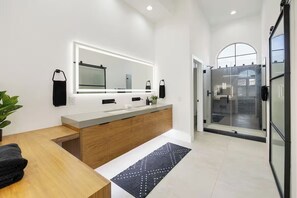 Comfort Triple Room | Bathroom | Shower, hair dryer, towels, soap - The Ultimate Golfer's Paradise (Scottsdale)
