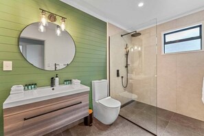 Hair dryer, towels, soap, shampoo - Pataka Lookout (Taupo)
