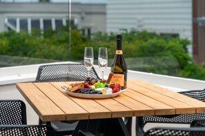 Outdoor dining - Pataka Lookout (Taupo)